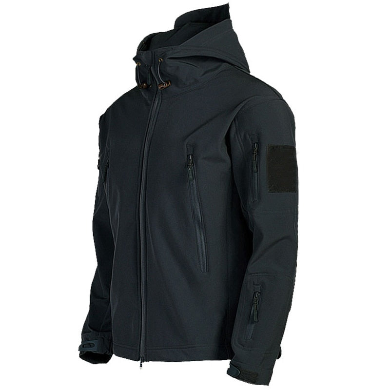 Schwarze Softshell-Jacke mit Kapuze, Reißverschlusstaschen, Outdoor-Bekleidung, Herrenmode.