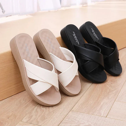 Damer Wedge-Slipper i läderimitation med öppen tåparti – Cassy
