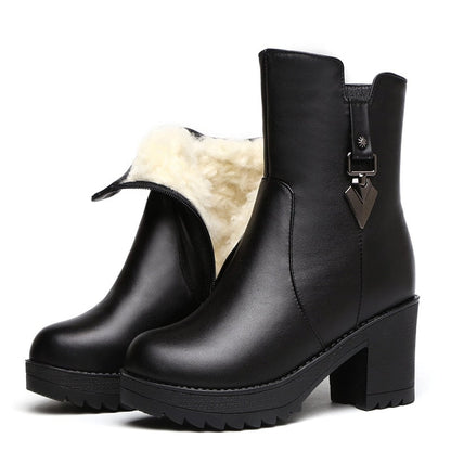 Schwarze Damenstiefel mit Absatz, Kunstfellfutter, Reißverschluss, Wintermode.
