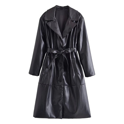 Schwarzer Kunstleder-Trenchcoat mit Gürtel, Damenmode, eleganter Mantel, Herbstbekleidung.