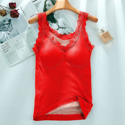 Rotes Damen-Spitzenunterhemd auf Holzkleiderbügel, geripptes Material, modisch, elegant.