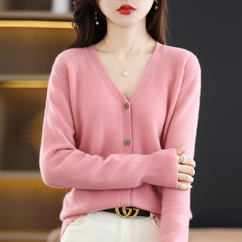 Frau in rosa Strickjacke, V-Ausschnitt, Knöpfe, eleganter Look, Damenmode, Herbstkleidung.