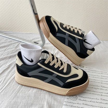 Schwarze und beige Sneaker mit weißen Socken, Retro-Design, auf weißem Hintergrund.