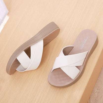 Damer Wedge-Slipper i läderimitation med öppen tåparti – Cassy