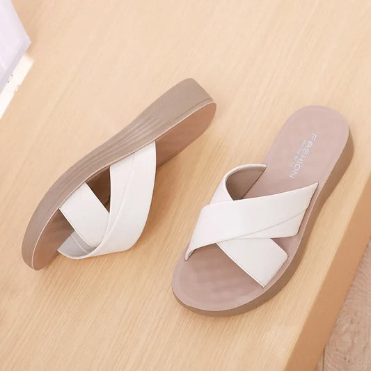 Damer Wedge-Slipper i läderimitation med öppen tåparti – Cassy