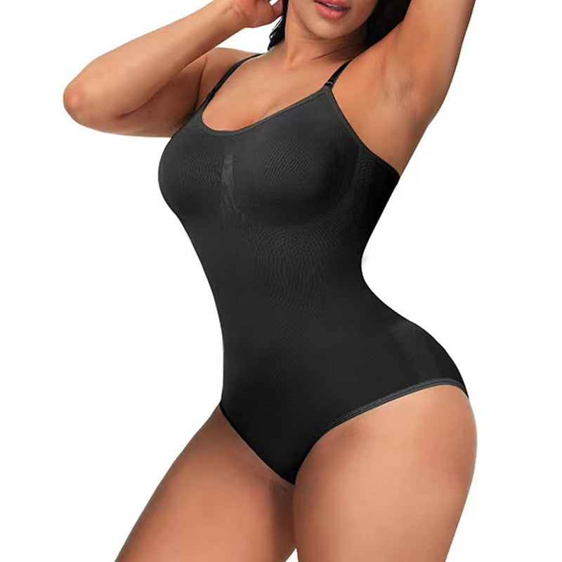 Schwarzer nahtloser Damen-Body, figurformend, verstellbare Träger, elastisches Material.