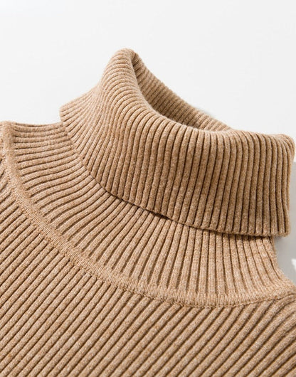 Beiger Rollkragenpullover aus Strick, geripptes Design, Damenmode, Herbst-Winter-Kleidung.