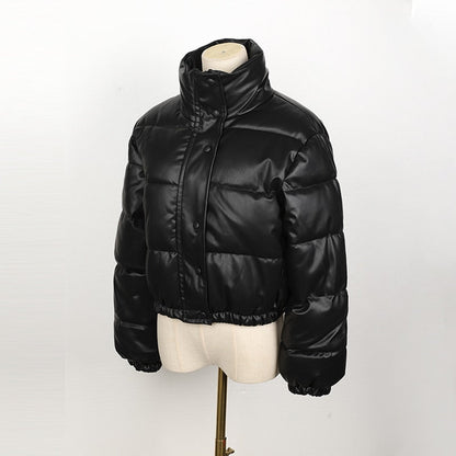 Schwarze Damen Steppjacke, Kunstleder, Wintermode, warm, stilvoll, mit Stehkragen.