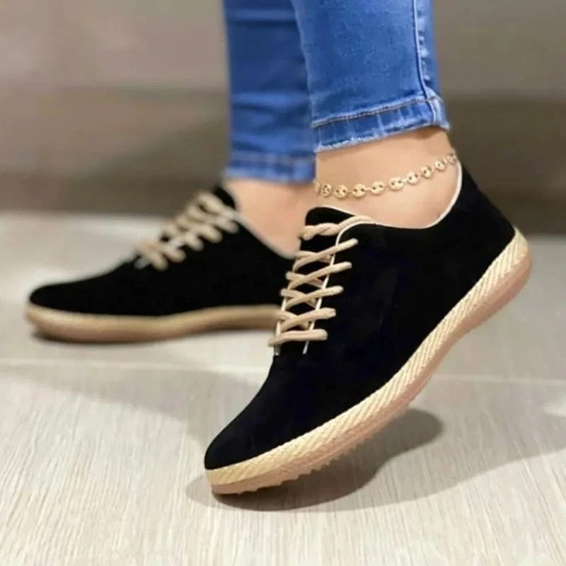 Schwarze Damen-Sneaker aus Wildleder mit beiger Sohle und Schnürsenkeln, modisch, bequem.