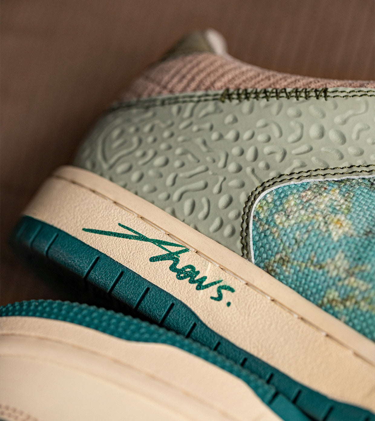 Stiliga unisex konst-sneakers med mandelblomstryck – Arta