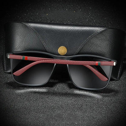 Schwarze Sonnenbrille mit roten Bügeln und Etui, modisches Accessoire, Unisex-Design.