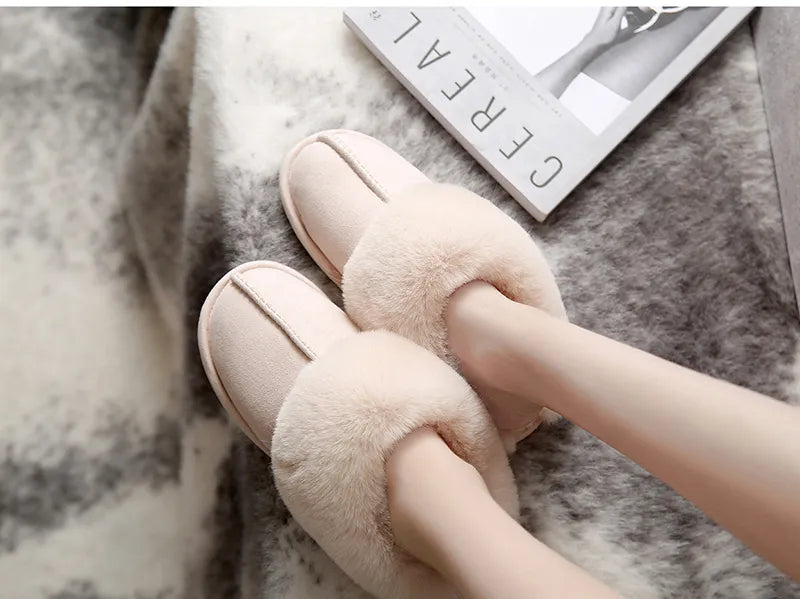 Beige Hausschuhe aus Plüsch, warm und gemütlich, auf grauer Decke, ideal für Winter.