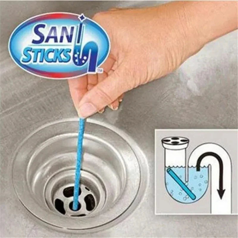 Hand hält blauen Sani Stick über Spüle, Abflussreinigung, Verstopfungsschutz, hygienisch.