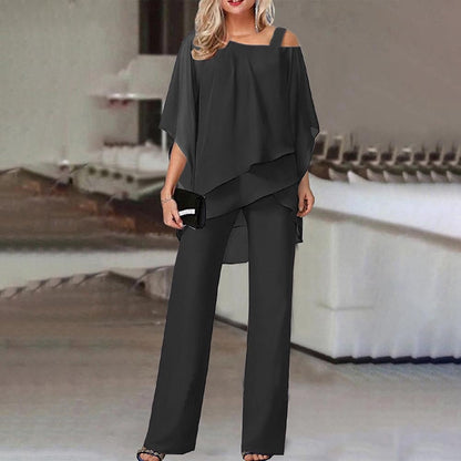 Elegantes schwarzes Damen-Outfit, zweiteilig, schulterfrei, ideal für Abendveranstaltungen.