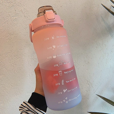 Rosa Wasserflasche mit Zeitmarkierungen, motivierende Zitate, BPA-frei, 2 Liter.
