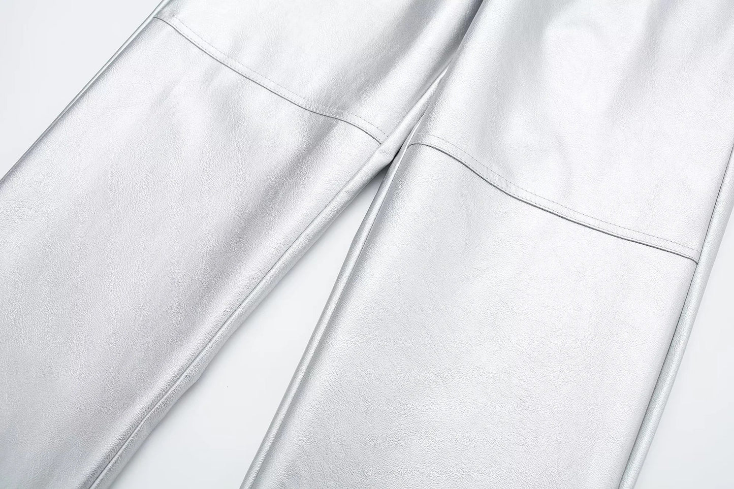 Silberne Lederhose, modisch, hochwertig, Detailansicht, glattes Material, stilvoll, elegant.