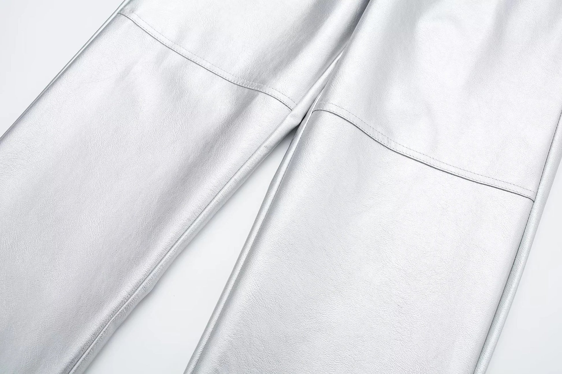 Silberne Lederhose, modisch, hochwertig, Detailansicht, glattes Material, stilvoll, elegant.