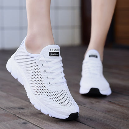 Weiße Damen-Sneaker aus Mesh, atmungsaktiv, rutschfest, ideal für Sport und Freizeit.
