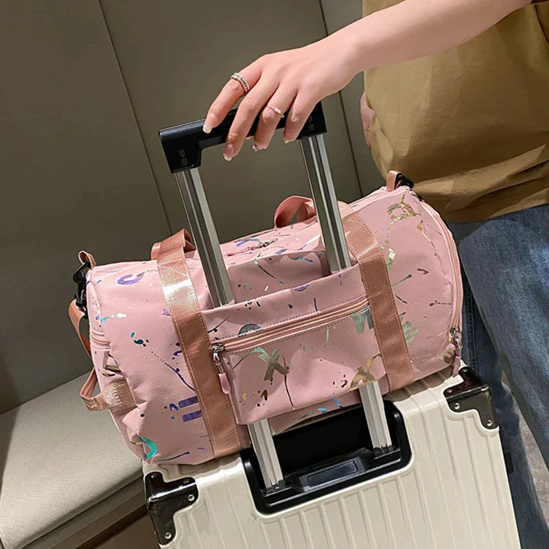 Rosa Reisetasche mit Muster auf Koffer, Hand hält Griff, Reisegepäck, stilvoll und praktisch.