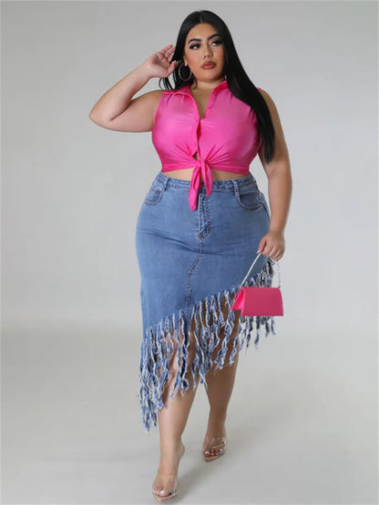 Frau in pinkem Top und Fransen-Jeansrock, modisch, Plus-Size, Handtasche, High Heels.