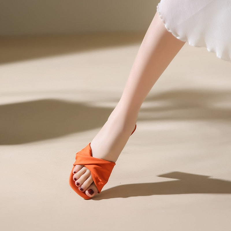 Orange Damen-Sandale, offenes Design, eleganter Stil, Sommermode, bequeme Passform.
