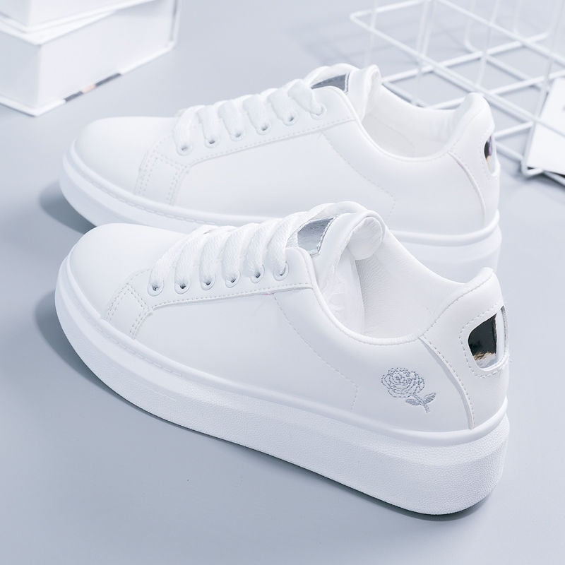 Weiße Damen-Sneaker mit Rosenstickerei, Plateau-Sohle, modisch, bequem, vegan.