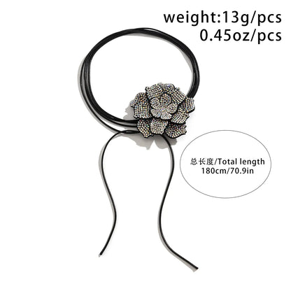Schwarze Lederkette mit Strassblume, 180 cm lang, modisches Accessoire.