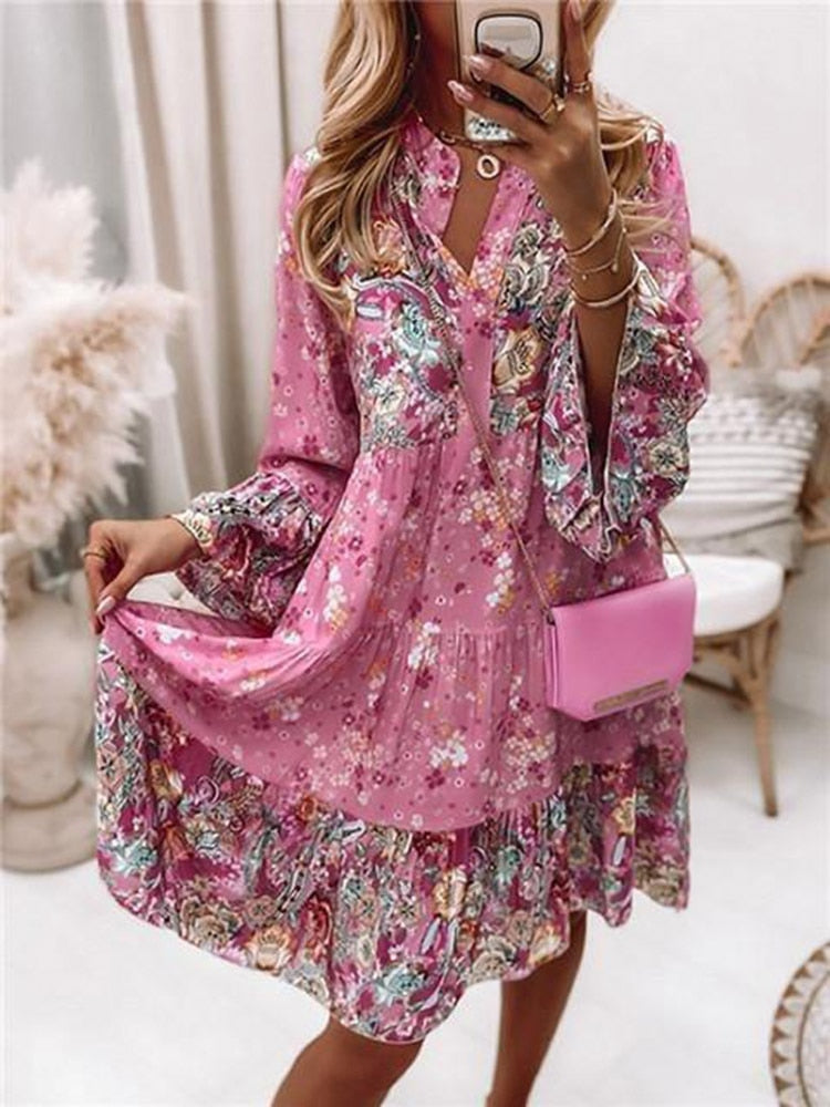 Frau in rosa geblümtem Kleid mit Handtasche, modisch, elegant, Sommermode, Innenraum.