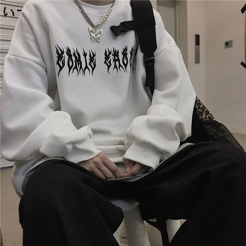 Weißer Oversize-Pullover mit schwarzem Schriftzug, Herrenmode, lässiger Streetwear-Stil.