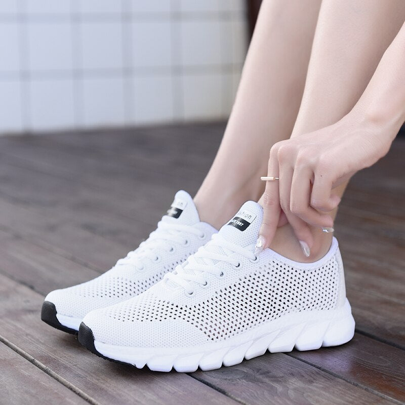 Weiße Damen-Sneaker aus Mesh, atmungsaktiv, sportlich, bequem, ideal für Freizeit und Sport.