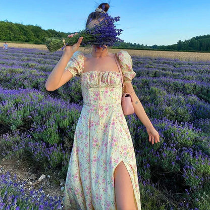 Lätt och stilig sommardress med blommönster och puffärmar – Elina