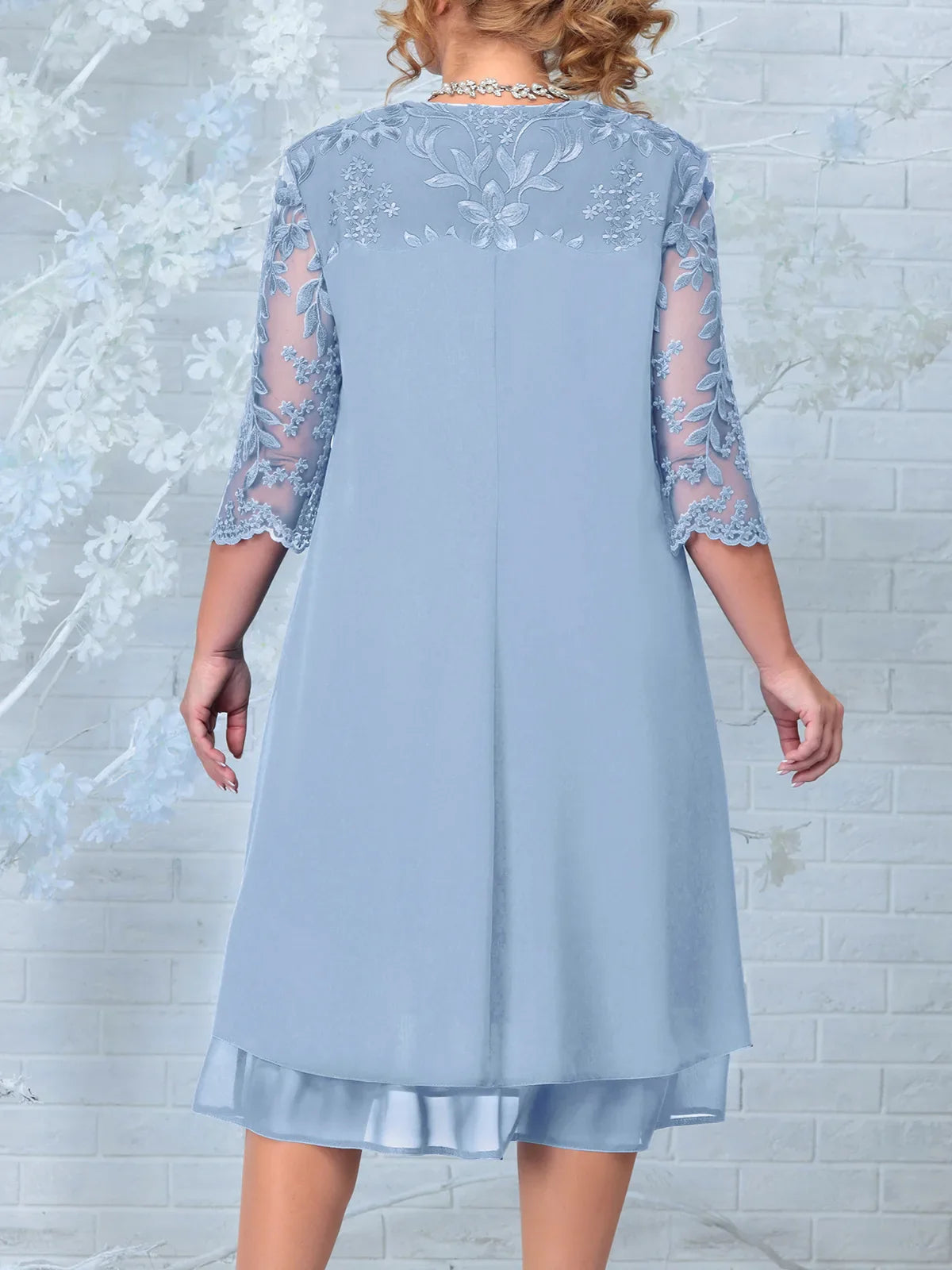 Damenkleid blau Spitze, knielang, florales Muster, elegantes Abendkleid, festliche Mode.