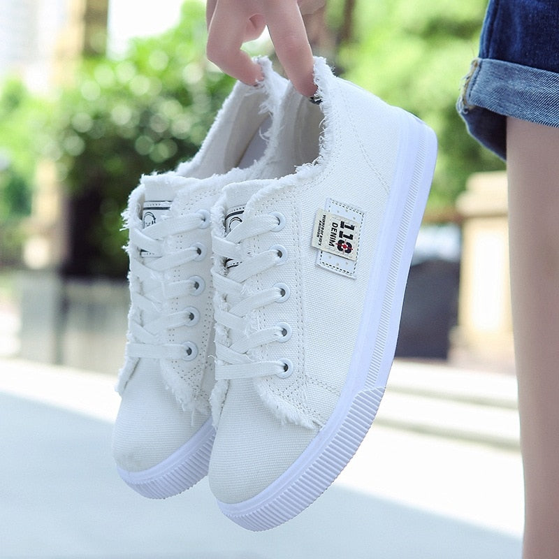 Weiße Damen-Sneaker aus Canvas, lässig, mit Fransen, ideal für Sommermode.