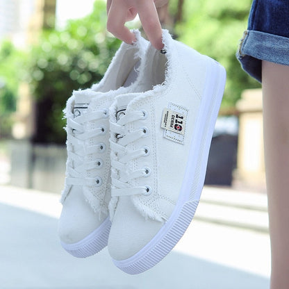 Weiße Damen-Sneaker aus Canvas, lässig, mit Fransen, ideal für Sommermode.