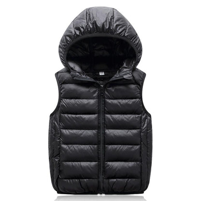 Schwarze Daunenweste mit Kapuze, ärmellos, warm, leicht, ideal für Outdoor-Aktivitäten.