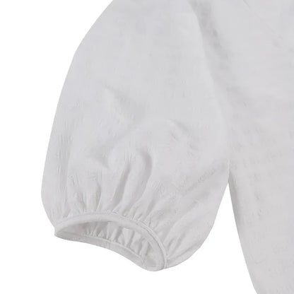Weiße Bluse mit Puffärmeln, Baumwolle, Damenmode, elegant, stilvoll, Texturdesign.