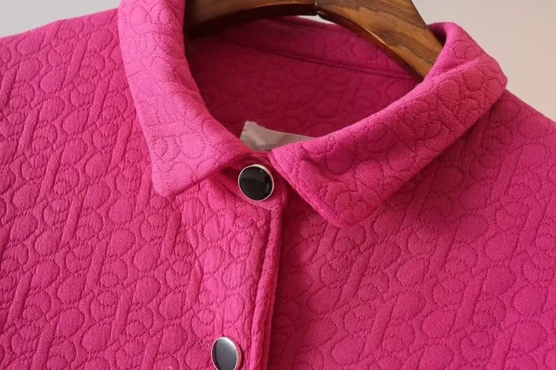 Rosa Damenjacke mit Muster, Knöpfen und Kragen, elegante Oberbekleidung, modisch.