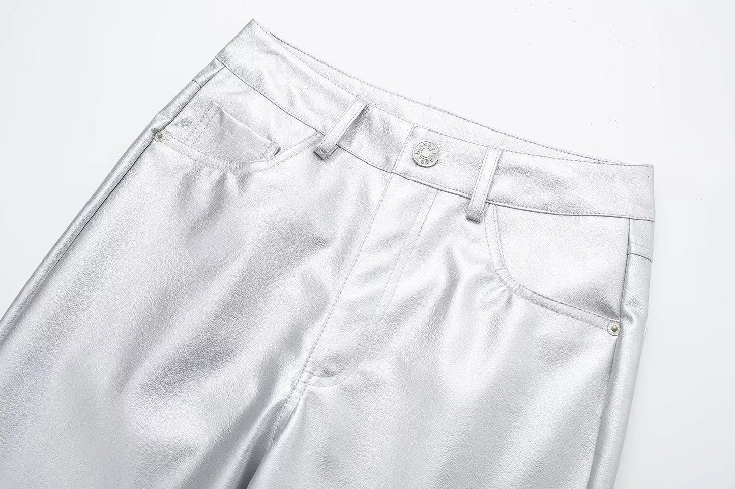 Silberne Damenhose aus Kunstleder, modisch, elegant, mit Taschen und Knopfverschluss.
