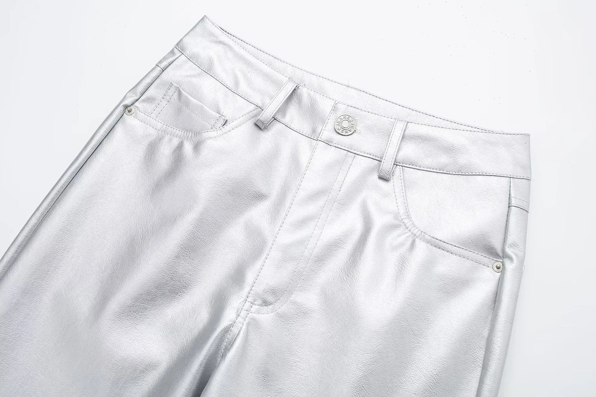 Silberne Damenhose aus Kunstleder, modisch, elegant, mit Taschen und Knopfverschluss.