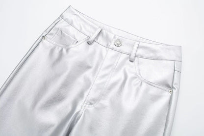 Silberne Damenhose aus Kunstleder, modisch, elegant, mit Taschen und Knopfverschluss.