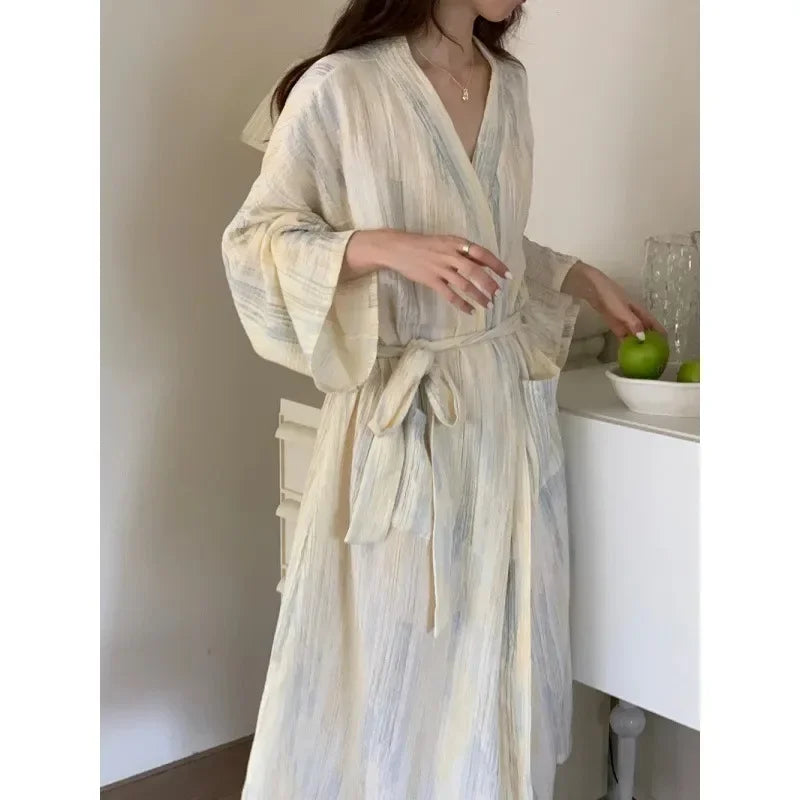 Avslappnad dam sommar badrock med kimono-design – Hana