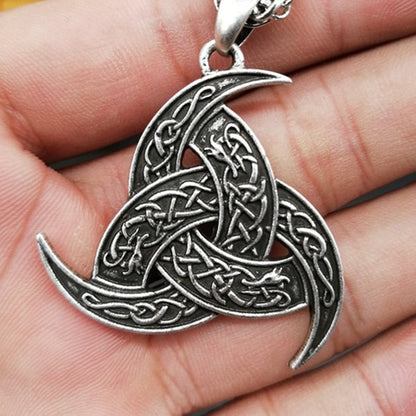 Keltischer Knoten Anhänger, silberfarben, handgehalten, detailliertes Design, Schmuck Accessoire.