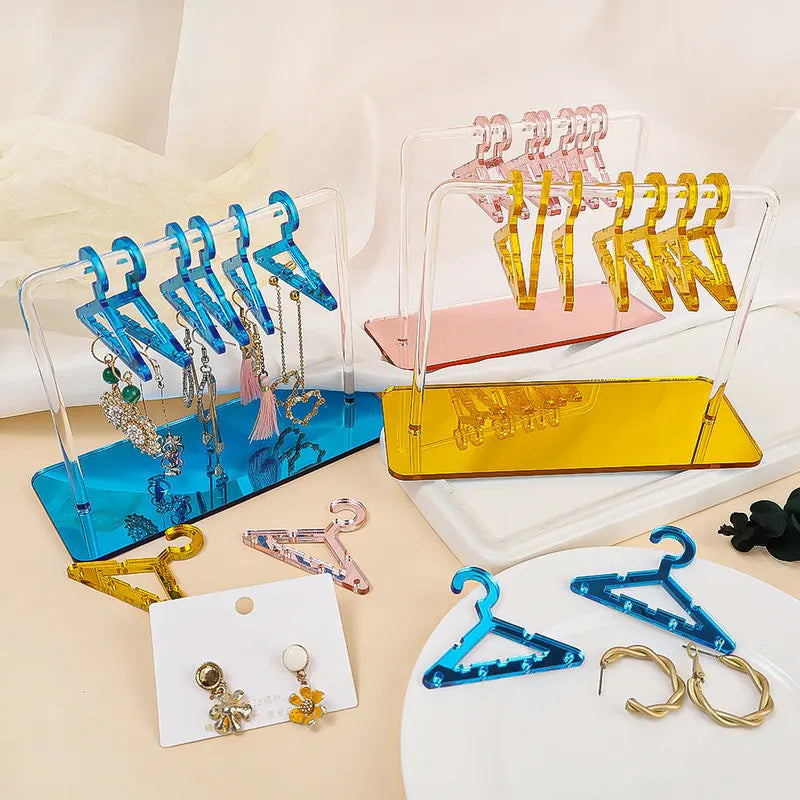 Acryl Schmuckständer mit bunten Mini-Kleiderbügeln, ideal zur Schmuckaufbewahrung und Präsentation.