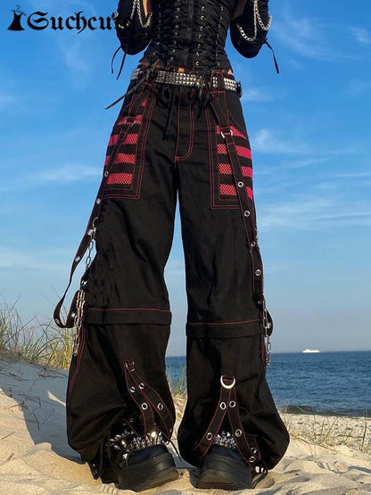 Schwarze Gothic-Hose mit roten Streifen, Ketten und Nieten, ideal für alternative Mode.