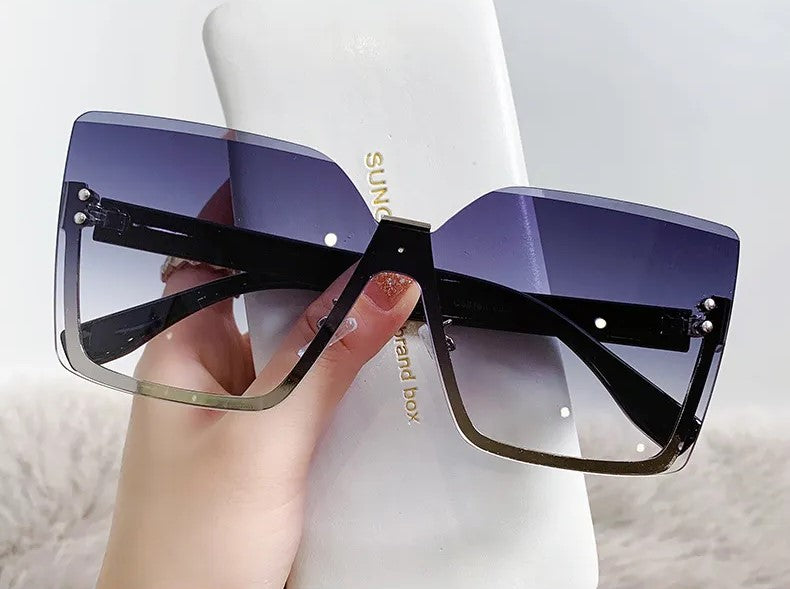 Große quadratische Sonnenbrille, lila Gläser, schwarzer Rahmen, modisch, Damenaccessoire.