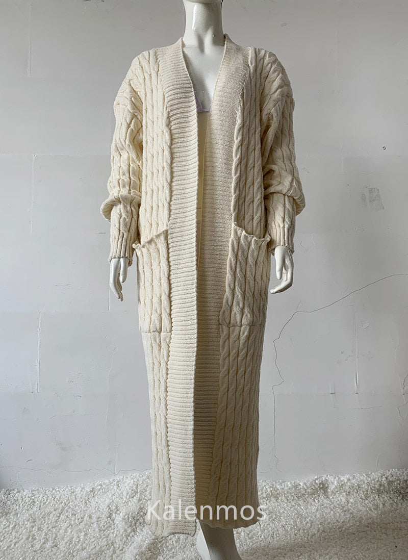 Beige Strick-Cardigan Damen, lang, Zopfmuster, Taschen, gemütlich, modisch, Herbstmode.