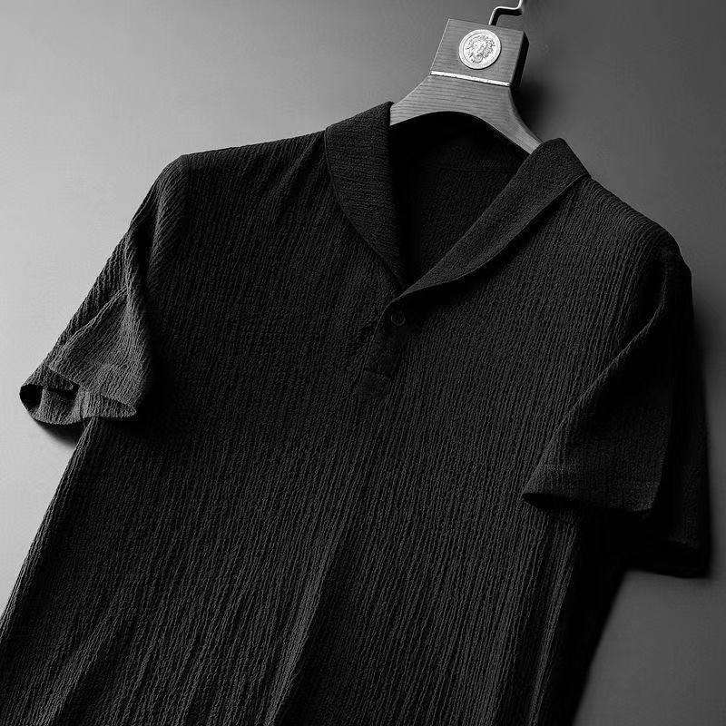 Schwarzes Herren-Poloshirt aus Baumwolle, kurzärmelig, strukturiertes Design, elegant und modern.