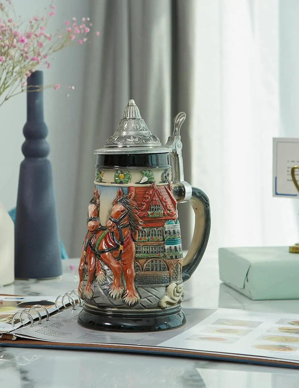 Ölkrus med relief och tennlock (0,8 l) – GaudiKrug Oktoberfest 2026