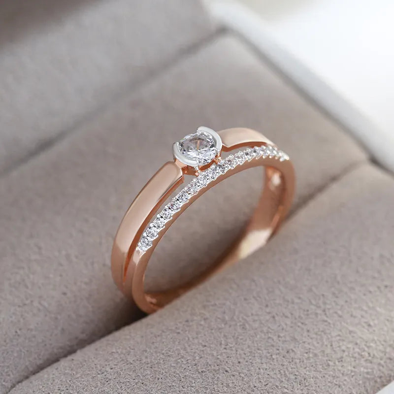 Roségoldener Verlobungsring mit Diamant und Zirkonia, elegantes Schmuckdesign für Damen.