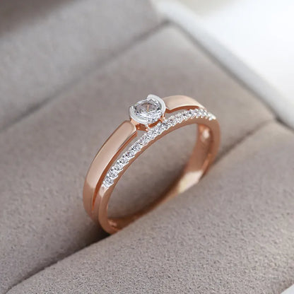 Roségoldener Verlobungsring mit Diamant und Zirkonia, elegantes Schmuckdesign für Damen.